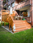Holzterrasse mit Sichtschutz